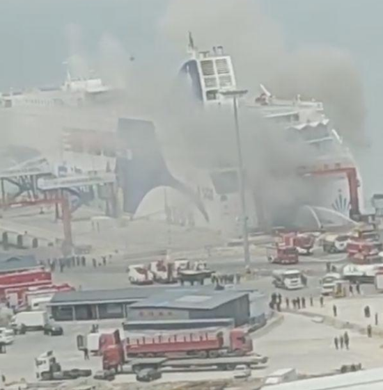 山東威海一輪船發生爆炸起火事故，現場黑煙漫天